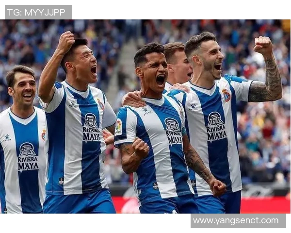 激烈对决：足球赛场上超越极限的团队协作与个人英雄主义较量